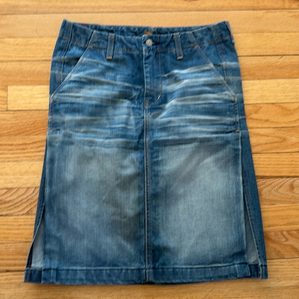 7 for all mankind , like new, only worn once knee length🤍